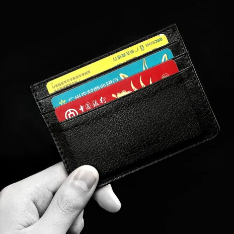 Tigernu T-C001 RFID-kortholder - med kort Tigernu T-C001 kortholder med bankkort i lommene, holdt i hånden