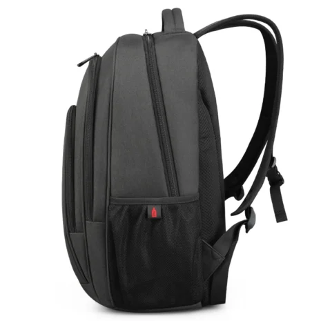 Tigernu T-B3893 i svart sideprofil Tigernu T-B3893 studentsekk i svart, sett i sideprofil fra høyre