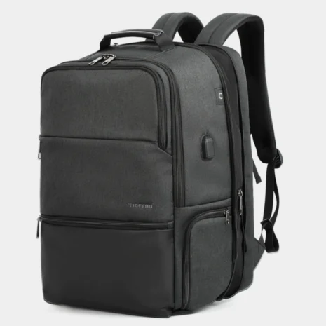 Tigernu T-B3905 utvidbar laptopsekk for 19 tommer i sort, sett forfra fra høyre med utvidelse aktivert