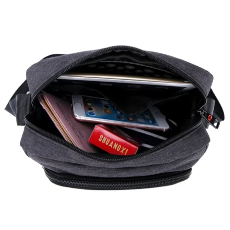 Tigernu T-L5105 oversikt Tigernu T-L5105 messenger bag, med åpent hovedrom innvendig